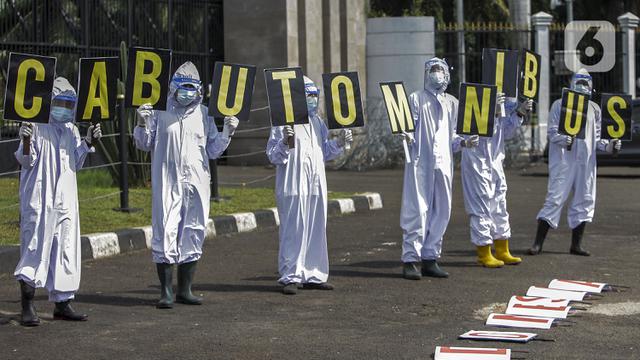 FOTO: Aksi Aktivis Walhi Tolak RUU Omnibus Law