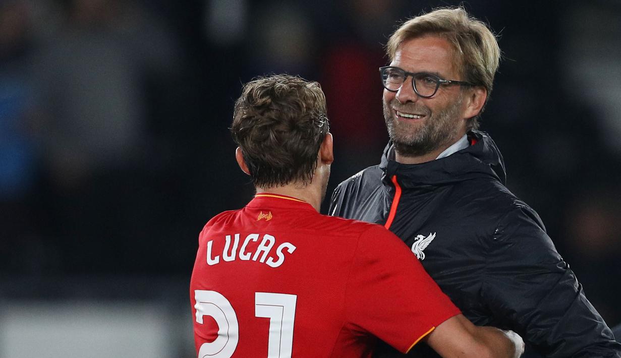 Juergen Klopp dan Lucas Leiva merayakan kemenangan atas Derby County pada putaran ketiga Piala Liga Inggris di Stadion Pride Park, Rabu (21/9/2016) dini hari WIB. (Reuters/Phil Noble)