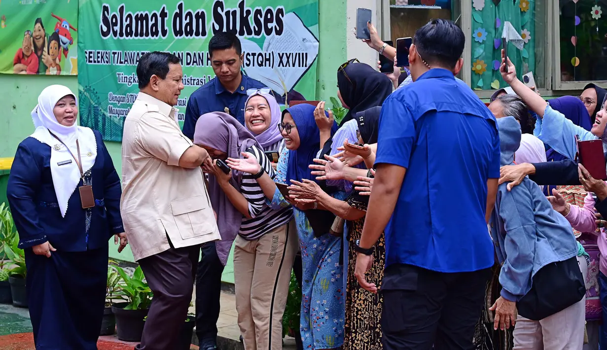 Presiden Prabowo Subianto juga menyapa orang tua yang menunggu anak-anaknya di sekolah. (Foto: Handout/Istana Kepresidenan Indonesia/AFP)