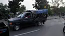 Kendaraan bak terbuka terlihat bebas melintas tanpa diberhentikan maupun ditilang pihak berwajib, Jakarta, Kamis (31/7/14). (Liputan6.com/Faizal Fanani)