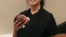 Nikita juga tampil dengan kaos hitam oversize sambil menggendong putra ke-2nya. Tampak rambut diikat ke belakang yang acak-acakan. [@nikitawillyofficial94]