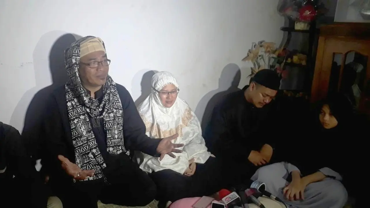 Ummu Haulia, istri almarhum Harry Moekti (jilbab putih). (Liputan6.com/Achmad Sudarno)