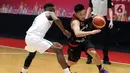 Pebasket Timnas Indonesia, Andakara Prastawa Dhyaksa (kanan) mencoba mengecoh pebasket Arab Saudi pada Grup A FIBA Asia Cup 2022 di Istora Senayan, Jakarta, Selasa (12/7/2022). Timnas Basket Indonesia mengawali kiprah di FIBA Asia Cup 2022 dengan menundukkan Arab Saudi dengan skor 80-54. (Liputan6.com/Helmi Fithriansyah)