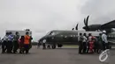 Awan hitam menyelimuti pangkalan udara saat prosesi pengantaran jenazah korban pesawat AirAsia QZ8501, Pangkalan Bun, Kalteng, Senin (5/1/2015). (Liputan6.com/Herman Zakharia)