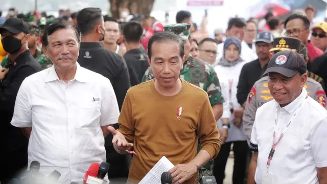 Hadiri F1 Powerboat Danau Toba 2023, Menpora Amali Serahkan Trofi Juara Tiga Eril Stark