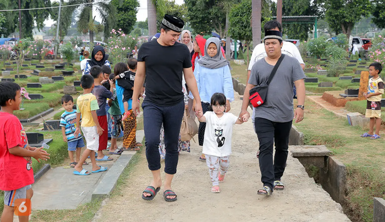 Billy Syahputra ajak anak yatim piatu mendoakan kakaknya Olga Syahputra jelang Ramadan. Rabu (16/5/2018) Billy mengajak puluhan anak yatim mengunjungi makam Olga.  (Deki Prayoga/Bintang.com)