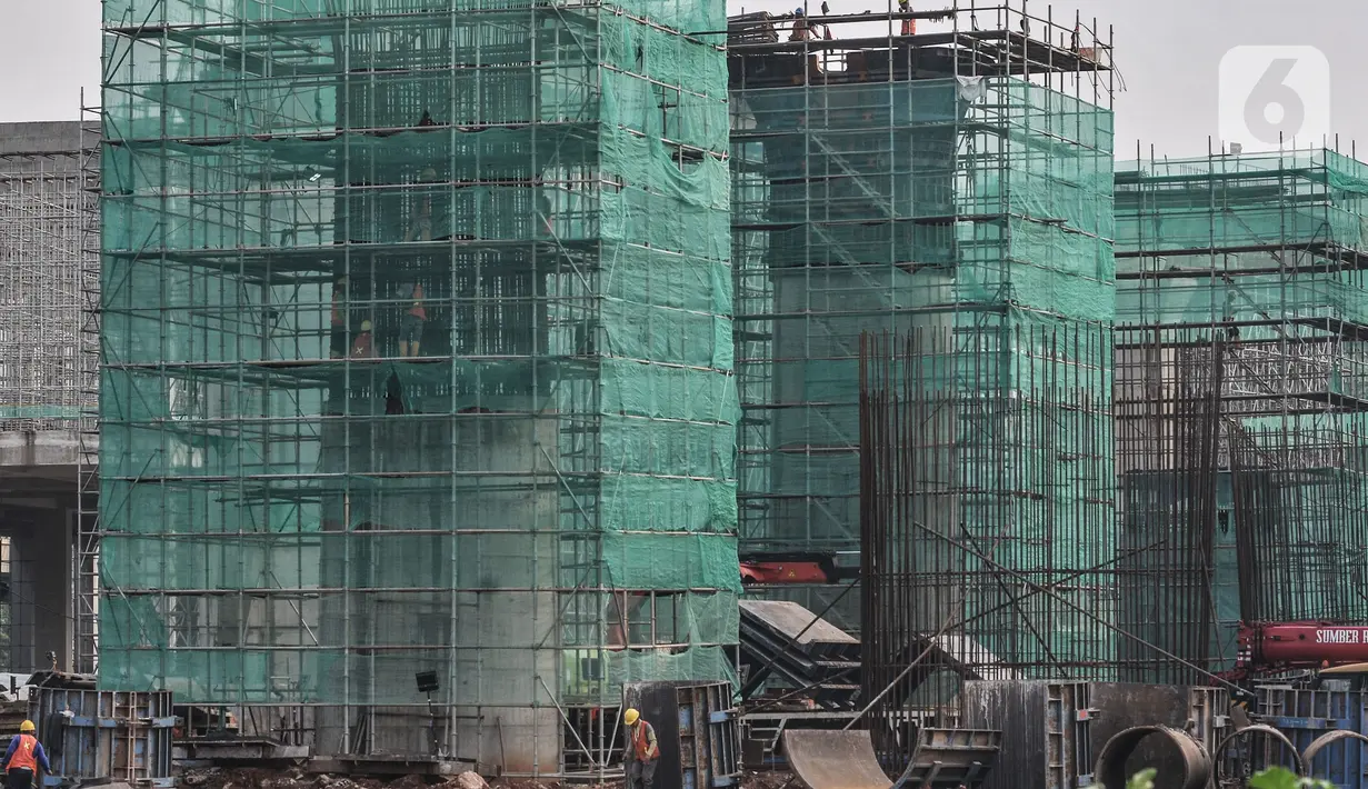 Pekerja beraktivitas menyelesaikan proyek pembangunan Kereta Cepat Jakarta-Bandung (KCJB) di kawasan Halim, Makasar, Jakarta, Rabu (2/6/2021). Stasiun Halim akan menjadi stasiun keberangkatan sekaligus kedatangan KCJB dan berakhir di Stasiun Tegalluar Bandung. (merdeka.com/Iqbal S Nugroho)