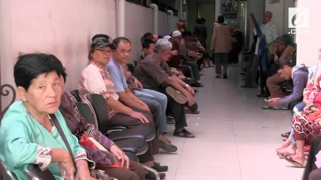 VIDEO: Mau Ambil THR, Pensiunan Antre Sejak Subuh
