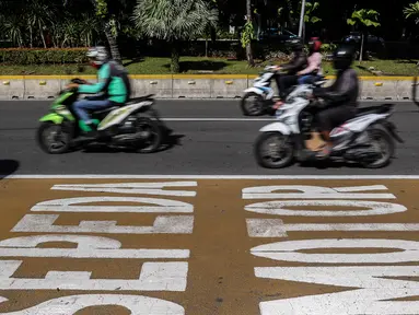 Kendaraan Roda dua melintasi Jalur Khusus Sepeda Motor dijalan Medan Merdeka Barat, Jakarta, Jumat (21/8/2020). Pemprov DKI Jakarta mengeluarkan Pergub Nomor 80 Tahun 2020 tentang Pelaksanaan PSBB Pada Masa Transisi Menuju Masyarakat Sehat, Aman, dan Produktif. (Liputan6.com/Johan Tallo)