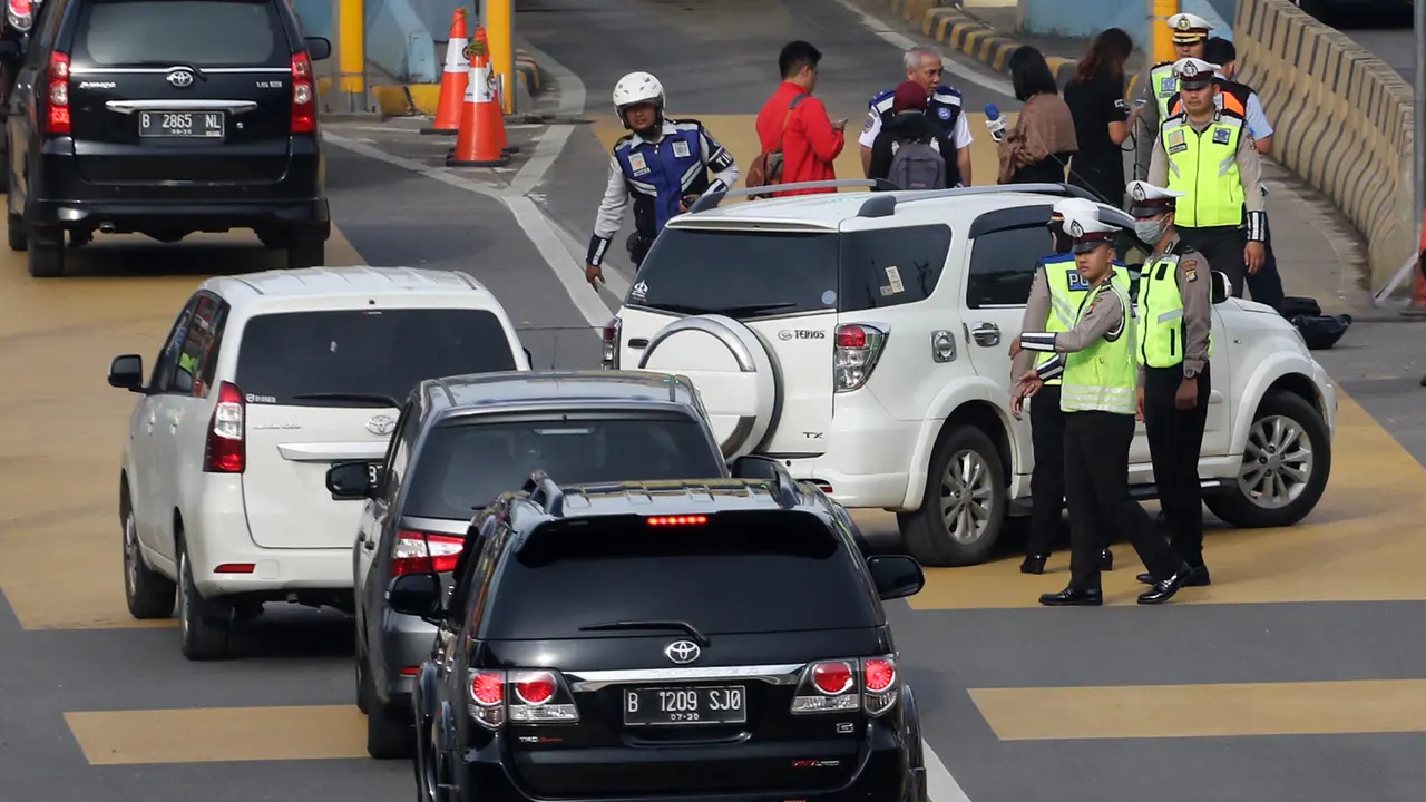 Hari Kedua Ganjil Genap, Mobil Plat Genap Berputar Balik