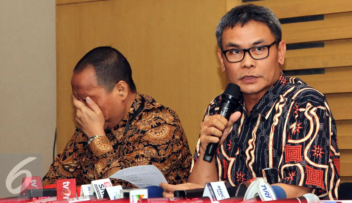 Pimpinan KPK Johan Budi (kanan) saat konferensi pers di Gedung KPK, Jakarta, Rabu (29/7/2015). KPK meningkatkan status Gubernur Sumut, Gatot Pujo Nugroho dan istrinya Evy Susanti sebagai tersangka kasus suap hakim PTUN Medan. (Liputan6.com/Helmi Afandi)
