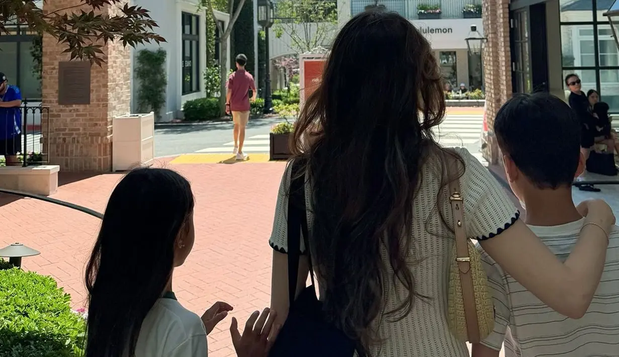 Dalam unggahan tersebut, dirinya juga terlihat mengajak anak tercinta untuk liburan. Momen kebersamaan Cathy Sharon dan anak-anaknya pun tak lepas dari sorotan. (Liputan6.com/IG/@cathysharon)