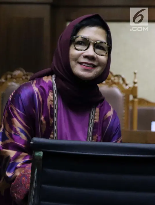 Mantan Dirut PT Pertamina (Persero), Karen G Agustiawan usai menjalani sidang perdana sebagai terdakwa di Pengadilan Tipikor, Jakarta, Kamis (31/1). Sidang beragendakan pembacaan dakwaan oleh Jaksa Penuntut Umum. (Liputan6.com/Helmi Fithriansyah)