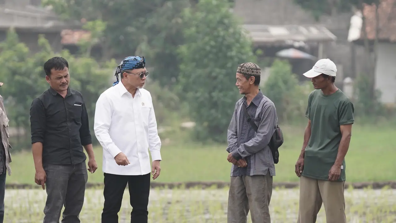 Menteri Koordinator Bidang Pangan, Zulkifli Hasan bertemu dengan sejumlah petani untuk menjelaskan masalah pupuk subsidi. (Dok Kemenko Pangan)
