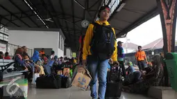Suasana di Stasiun Senen jelang H-11 Lebaran, Jakarta, Selasa (7/7/2015). Para pemudik mengaku sengaja mudik lebih awal untuk menghindari puncak arus mudik yang diperkirakan akan terjadi pada H-5 Lebaran. (Liputan6.com/Herman Zakharia)