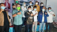 Mohammad Idris dan Imam Budi Hartono mengumumkan memenangkan kompetisi di Pilkada Depok 2020. (Liputan6.com/ Ady Anugrahadi)