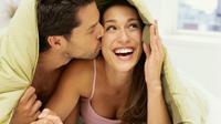 Setiap pasangan suami istri harus bisa saling mendengarkan, untuk memperlancar hubungan rumah tangga.