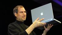 Steve Jobs memamerkan G4 Powerbook pada tahun 2001. Foto diambil pada Januari 2001 saat pameran MacWorld Expo di  San Francisco,California (AFP PHOTO/John G. MABANGLO)