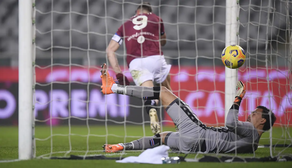 Penyerang Torino, Andrea Belotti mengalahkan kiper Sampdoria, Emil Audero untuk mencetak gol pertama timnya pada putaran kesembilan Liga Italia Serie A di stadion Olimpico Grande Torino, Selasa (1/12/2020) dini hari WIB. Torino diimbangi Sampdoria dengan skor 2-2. (Fabio Ferrari/LaPresse via AP)