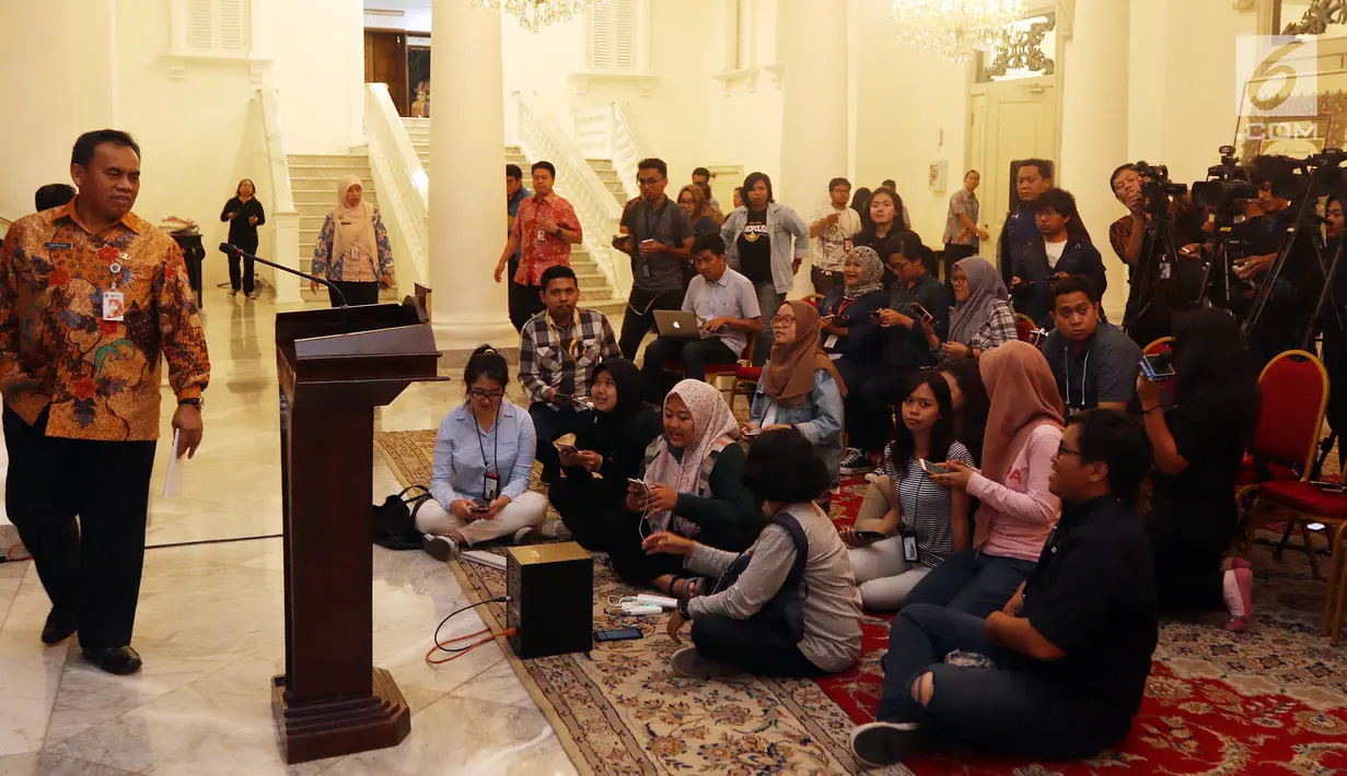 Plh Gubernur DKI Jakarta, Saefullah bersiap mengumumkan penetapan UMP DKI 2019 di Balai Kota Jakarta, Kamis (1/11). Gubernur Anies Baswedan melalui Sekda Saefullah mengesahkan upah minimum provinsi (UMP) DKI 2019 Rp 3,94 juta. (Liputan6.com/Johan Tallo)