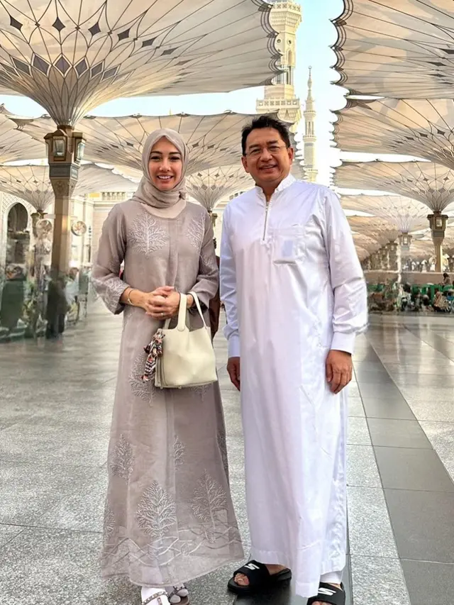 6 Potret Mesra Dea Tunggaesti dan Suami, Kakak Reisa Broto Asmoro yang Awet Muda