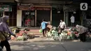 Aktivitas perdagangan dengan menerapkan physical distancing  di halaman Pasar Perumnas Klender, Jakarta, Kamis (18/6/2020). Selain sistem ganjil genap kios, pengelola pasar menerapkan physical distancing antarlapak untuk mencegah penularan COVID-19. (merdeka.com/Iqbal S. Nugroho)
