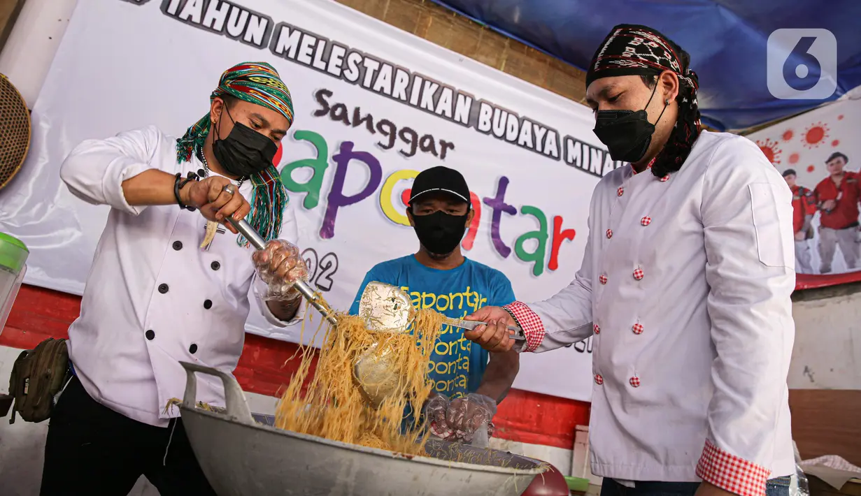 Relawan memasak makanan di dapur umum peduli COVID-19 di kawasan Karet Semanggi, Jakarta, Selasa (13/7/2021). Warga Karet Semanggi mendirikan dapur umum untuk membantu mereka yang sedang isolasi mandiri dan terdampak kebijakan PPKM Darurat. (Liputan6.com/Faizal Fanani)