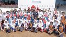 Legenda Liverpool, Roy Evans foto bersama anak-anak usai memberikan pelatihan di Lapangan Sepak Bola Pertamina, Jakarta, Jumat (9/3/2018). Kegiatan ini dalam rangka LFC World Jakarta. (Bola.com/Vitalis Yogi Trisna)