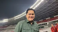Ketua Umum PSSI Erick Thohir memantau langsung sesi latihan Timnas Indonesi di Stadion Utama Gelora Bung Karno (SUGBK), Rabu (11/10/2023) malam WIB. (Liputan6.com/Melinda Indrasari)