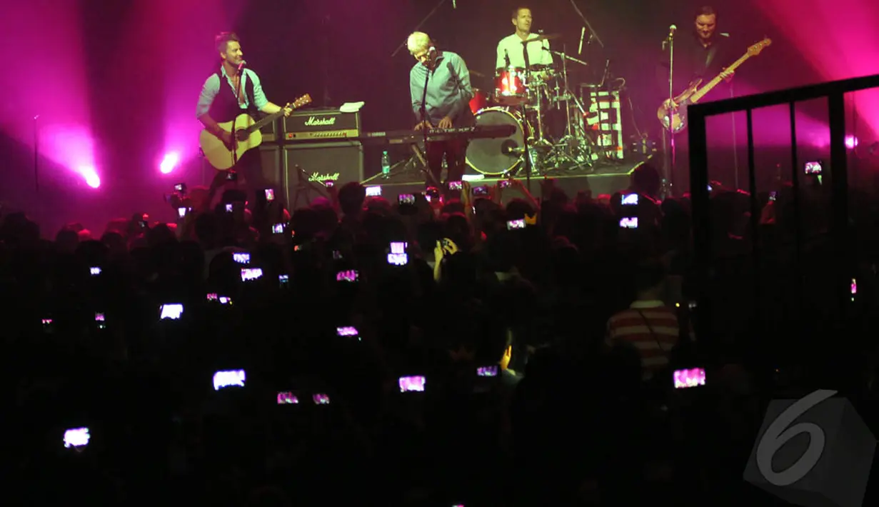 Aksi Jascha Ritcher, Mikkel Lentz, dan Kare Wanscher saat konser di The Foundry 8 SCBD, Jakarta, Rabu (7/1/2015). (Liputan6.com/Panji Diksana)
