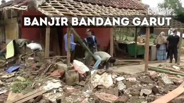Pascaperistiwa terjangan banjir bandang di Garut, warga mulai membersihkan rumahnya. beberapa alat berat dikerahkan untuk membersihkan jalan dari lumpur