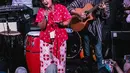 Musisi Tanah Air, Bonita membawakan lagu pada acara musik amal bertajuk "Konser Kemanusiaan untuk Lombok" di kawasan Jakarta Selatan, Kamis (9/8). Sederet artis papan atas Indonesia menyumbangkan suara mereka. (Liputan6.com/Faizal Fanani)