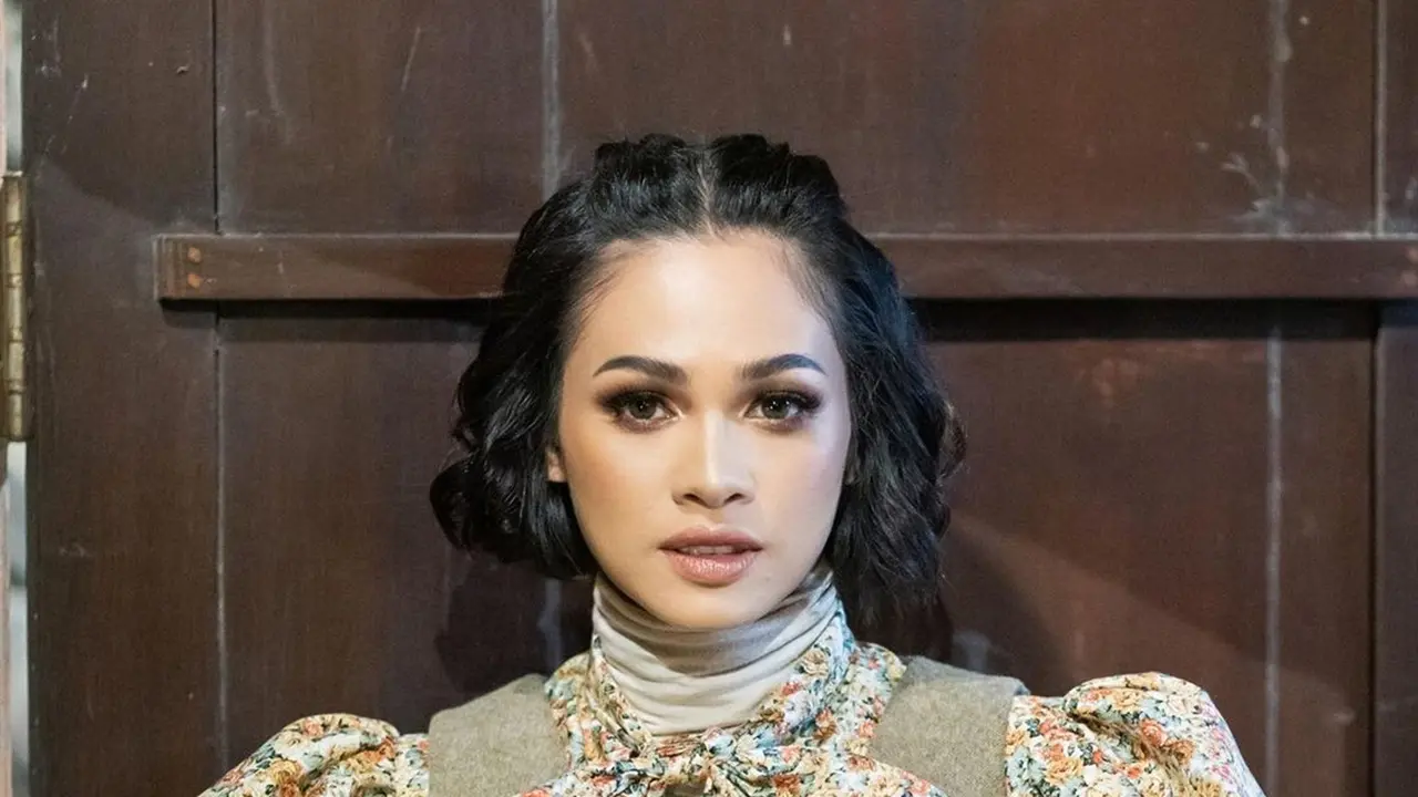 Manggung di Bromo, Andien Tampil Menawan dengan Gaun ala Cewek Bumi