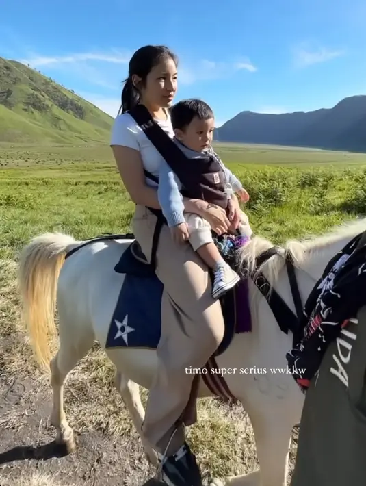 Tiffany kompak mengenakan jaket kulit hitam. Ia memadukannya dengan slit skirt hitam serasi dengan sneakersnya. [@tiffanysoetanto]