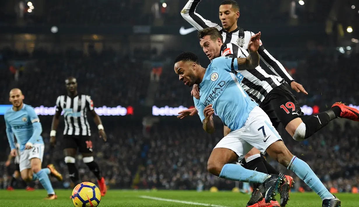 Pemain Manchester City, Raheem Sterling (tengah) melewati adangan dua pemain Newcastle United  pada laga Premier League di Etihad Stadium, Manchester, (20/1/2018). Manchester City menang 3-1. (AFP/Oli Scarff)