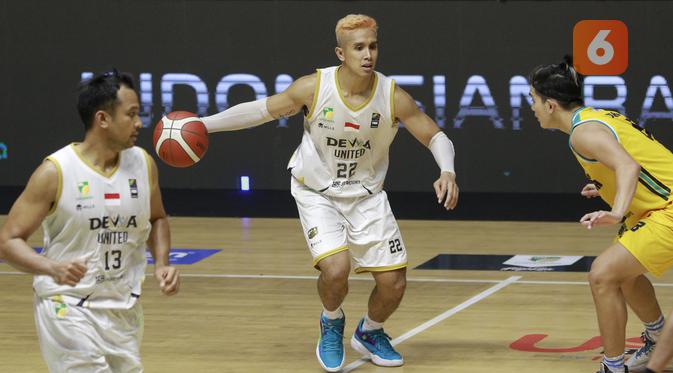Pemain Dewa United Surabaya, Kevin Moses Poetiray (tengah), saat melawan Satya Wacana Salatiga pada laga IBL 2022 di Hall Basket GBK, Jakarta, Selasa (18/01/2022). Dewa United menang dengan skor 66-64. (Bola.com/M Iqbal Ichsan)