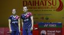 <p>Pebulu tangkis ganda campuran Indonesia, Rinov Rivaldy/Lisa Ayu Kusumawati berfoto bersama setelah menang atas pasangan Malaysia, Hoo Pang Ron/Cheng Su Yin pada laga perempat final Indonesia Masters 2025 di Istora Senayan, Jakarta, Jumat (24/01/2025). (Bola.com/Bagaskara Lazuardi)</p>