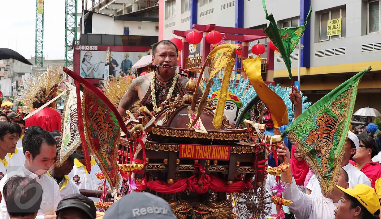 Seorang tatung mengikuti karnaval perayaan Cap Go Meh di Glodok, Jakarta, Minggu (21/2). Perayaan Cap Go Meh yang merupakan rangkaian terakhir masa perayaan Imlek itu diikuti 1477 peserta dengan menampilkan berbagai kesenian. (Liputan6.com/Angga Yuniar)