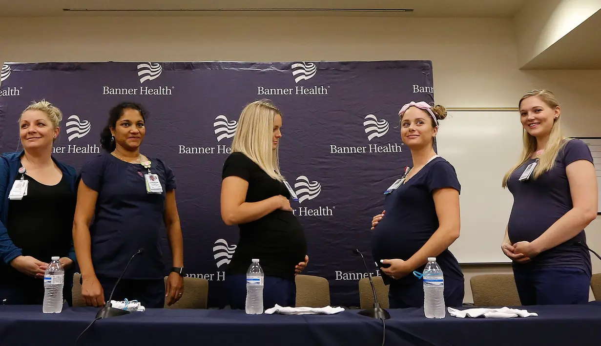 Sebagian dari 16 suster di bagian gawat darurat yang sedang hamil bersamaan ketika konferensi pers di sebuah rumah sakit di Mesa, Arizona, 17 Agustus 2018. Jumlah itu setara dengan 10% dari seluruh suster yang bertugas di bagian UGD. (AP/Ross D. Franklin)
