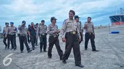 Petugas gabungan TNI-Polri melakukan persiapan di Pelabuhan Tanjung Emas Semarang, Minggu (24/1/2016). Persiapan dilakukan untuk mengamankan kedatangan Anggota Gafatar. (Foto:Gholib)