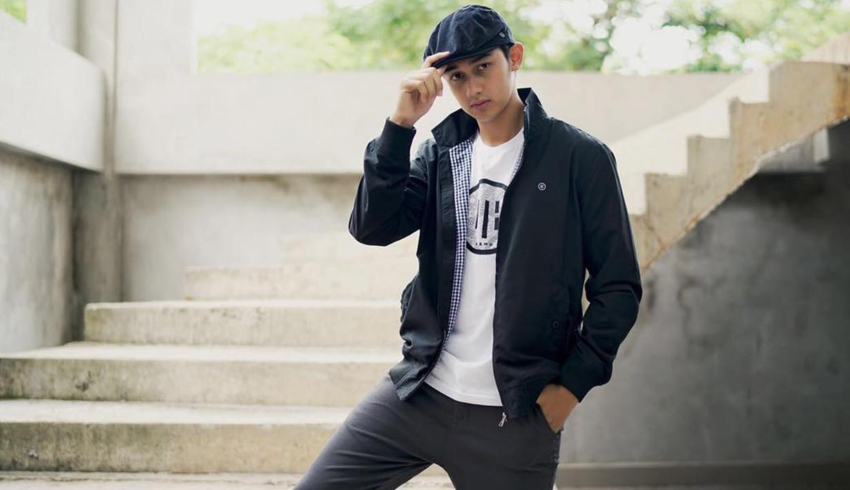 Sering mengenakan kaus, pria kelahiran Jakarta ini beberapa kali memadukannya dengan jaket. Bahkan, pada foto ini Caesar Hito terlihat mengenakan kaus putih dan dipadukan dengan jaket serta topi hitam serta celana berawrna abu-abu. (Liputan6.com/IG/@hitocaesar)