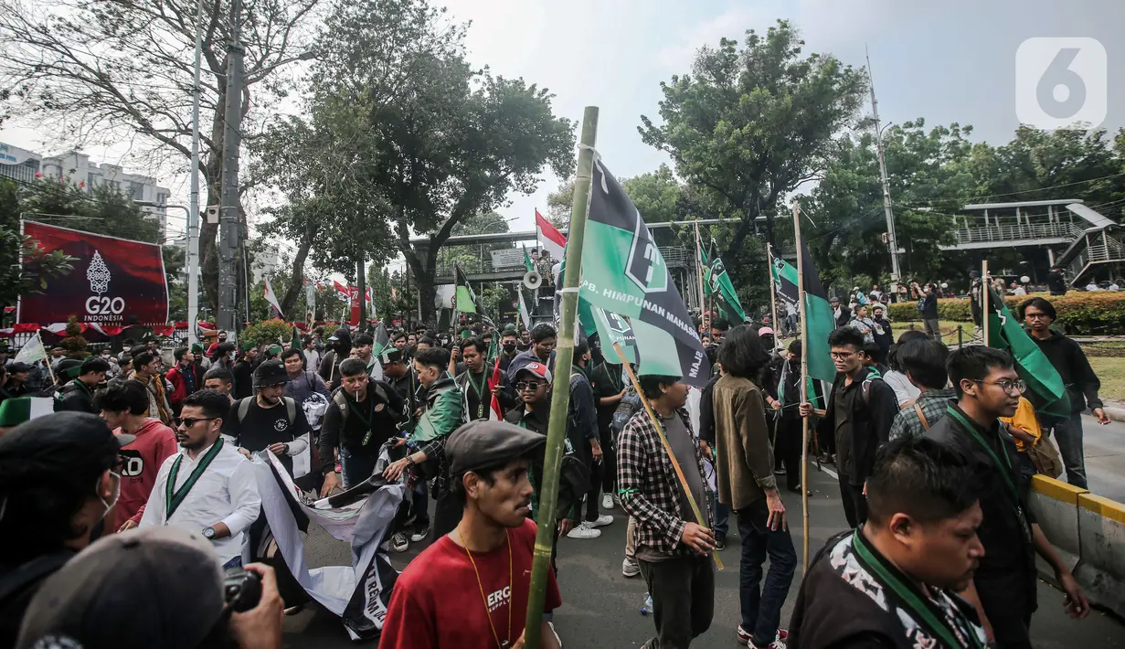 Sejumlah massa yang tergabung dalam Himpunan Mahasiswa Islam (HMI) menggelar aksi di depan Patung Kuda, Jakarta, Senin (29/8/2022). Mereka menolak rencana pemerintah untuk menaikkan harga BBM bersubsidi karena akan mengorbankan kondisi ekonomi rakyat, terutama masyarakat kelas menengah ke bawah dan pelaku Usaha Mikro Kecil Menengah (UMKM), yang belum sepenuhnya pulih akibat terpaan pandemi COVID-19. (Liputan6.com/Faizal Fanani)