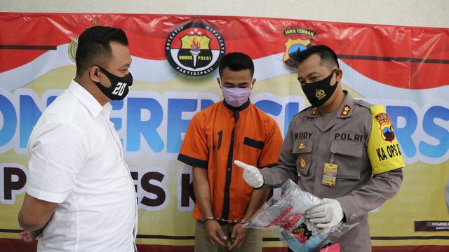 Seorang pemuda ditangkap lantaran bersetubuh dengan remaja di bawah umur. (Foto: Liputan6.com/Polres Kebumen)