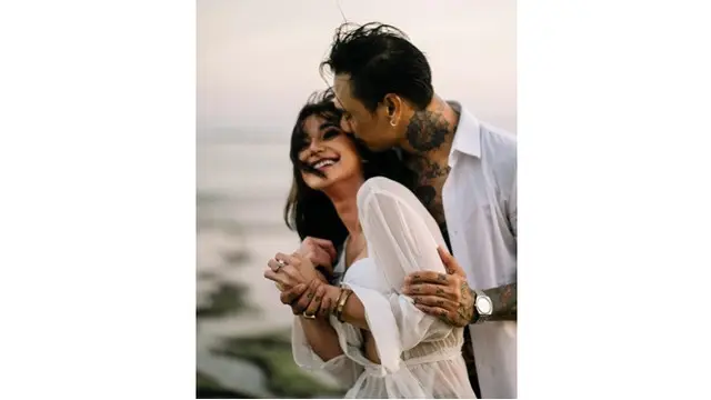 7 Potret Prewedding Jerinx SID dan Nora Alexandra, Mesra di Pantai