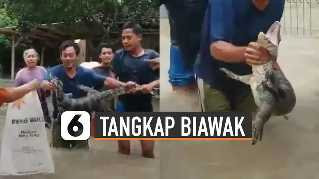Ini dia aksi beberapa warga yang berusaha menangkap seekor biawak saat banjir.