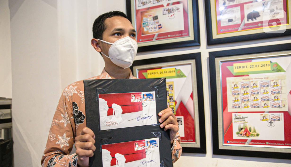 Petugas menunjukkan perangko seri vaksinasi COVID-19 di Kantor Filateli, Jakarta, Jumat (26/2/2021). Menkominfo Johnny G. Plate menjelaskan bahwa perangko tersebut menggambarkan kondisi Indonesia yang sedang memerangi pandemi virus corona melalui program vaksinasi. (Liputan6.com/Faizal Fanani)