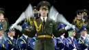 Anggota Band Militer Angkatan Bersenjata dari Belarus tampil selama Festival Musik Militer Internasional Menara Spasskaya di Lapangan Merah Moskow, Rusia, Jumat (26/08) Pertunjukan ini juga menggabungkan antara musik dan teater. (REUTERS/Sergei Karpukhin)
