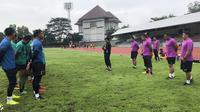Sriwijaya FC latihan ringan di Stadion Sriwedari, Solo (3/2/2018), jelang menghadapi Arema. (Bola.com/Riskha Prasetya)