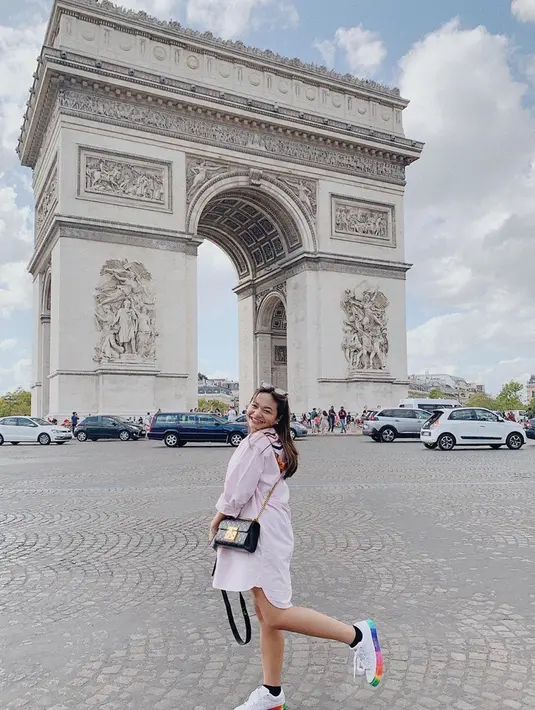 Amel Carla juga terlihat berkunjung ke monumen Arc de Triomphe. Amel mengenakan dress berwarna merah muda dengan sentuhan sneakers warna putih. (Liputan6.com/IG/@amelcarla)