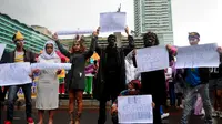 Beragam tulisan berisi penolakan terhadap ISIS dibawa Sejumlah mahasiswa dari IKJ saat menggelar aksi menolak ISIS, Bundaran HI, Jakarta, Minggu (8/3/2015). (Liputan6.com/Yoppy Renato)